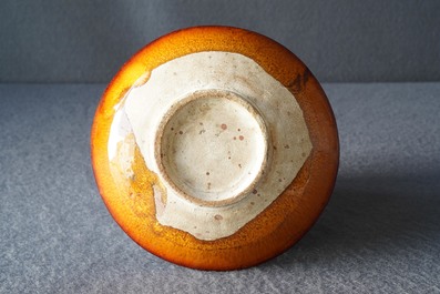 Une assiette en gr&egrave;s porcelaineux &agrave; couverte ambre &agrave; d&eacute;cor en relief, Liao (916-1125)