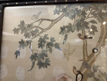 Un grand &eacute;cran en bois incrust&eacute; de nacre avec une broderie en soie, Chine, 19&egrave;me