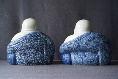 Twee Chinese blauw-witte figuren van Boeddha, 19/20e eeuw