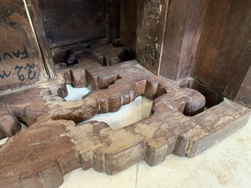 Une &eacute;tag&egrave;re en bois sculpt&eacute; &agrave; d&eacute;cor raffin&eacute;, Chine, 19&egrave;me