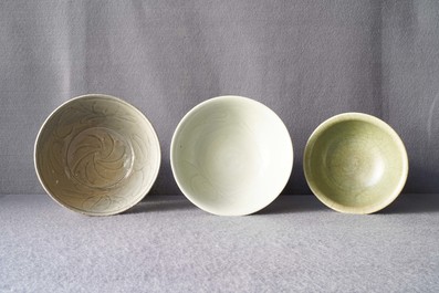 Two Chinese Longquan celadon dishes and three bowls, Song/Ming