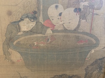 Chinese school, naar Su Hanchen (1094-1172), inkt en kleur op zijde: dame met kinderen bij een vissenkom