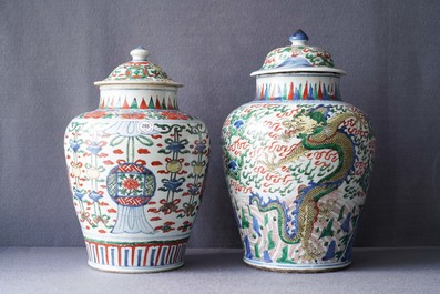 Deux vases couverts en porcelaine de Chine wucai, &eacute;poque Transition