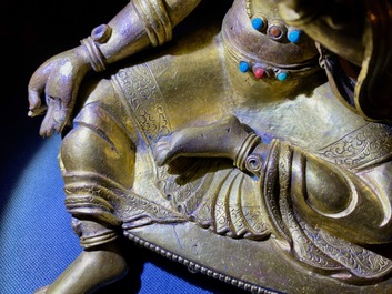 Een Sino-Tibetaanse met koraal en turkoois ingelegde verguld bronzen figuur van Tara, 18e eeuw