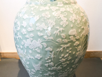 Un grand vase en porcelaine de Chine &agrave; d&eacute;cor en relief sur fond c&eacute;ladon, 19&egrave;me