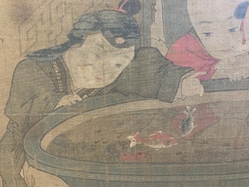Chinese school, naar Su Hanchen (1094-1172), inkt en kleur op zijde: dame met kinderen bij een vissenkom