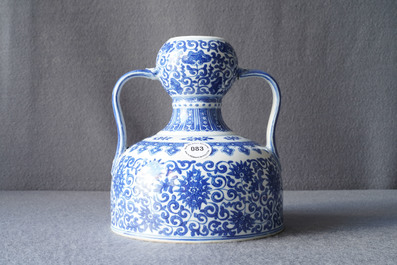 Een Chinese blauw-witte twee-orige kan met lotusslingers, Qianlong merk, 19/20e eeuw