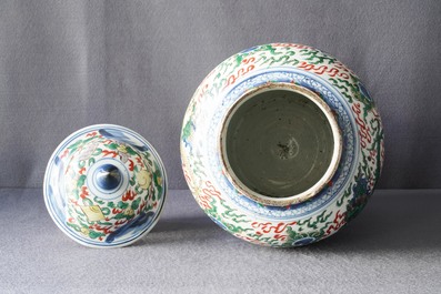 Deux vases couverts en porcelaine de Chine wucai, &eacute;poque Transition