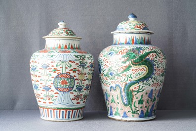 Deux vases couverts en porcelaine de Chine wucai, &eacute;poque Transition