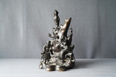 Un grand groupe en bronze figurant Guanyin &agrave; l'enfant sur un rocher, Chine, Ming