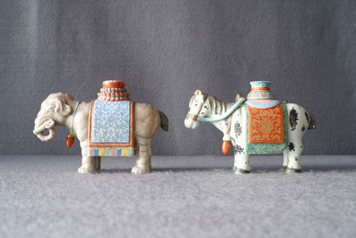 Twee Chinese famille rose modellen van een olifant en een paard, Qianlong