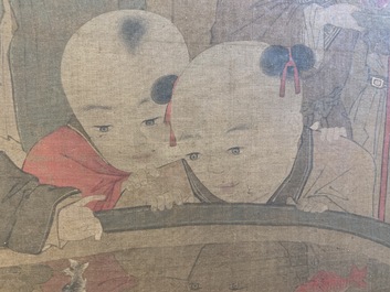 Chinese school, naar Su Hanchen (1094-1172), inkt en kleur op zijde: dame met kinderen bij een vissenkom