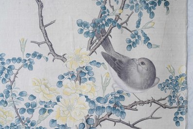 Ecole chinoise, 19&egrave;me, encre et couleurs sur soie: 'deux oiseaux sur branches fleuries'