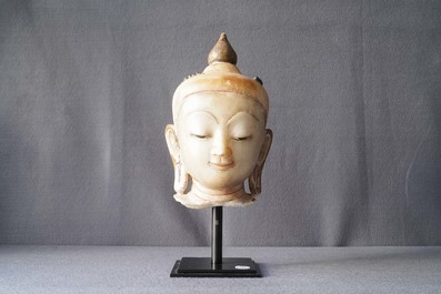 Une t&ecirc;te de Bouddha en alb&acirc;tre dor&eacute; et laqu&eacute;, Birmanie, 19&egrave;me