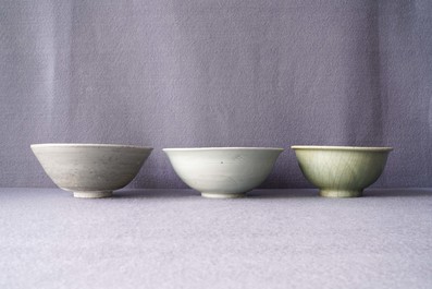 Two Chinese Longquan celadon dishes and three bowls, Song/Ming