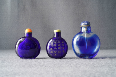 Drie Chinese snuifflessen in blauw transparant glas, &eacute;&eacute;n met inscriptie, 18/19e eeuw
