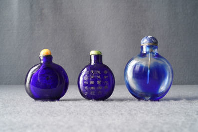 Trois tabati&egrave;res en verre bleu transparent, une avec inscription, Chine, 18/19&egrave;me