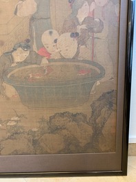 Chinese school, naar Su Hanchen (1094-1172), inkt en kleur op zijde: dame met kinderen bij een vissenkom