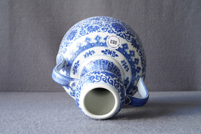 Een Chinese blauw-witte twee-orige kan met lotusslingers, Qianlong merk, 19/20e eeuw