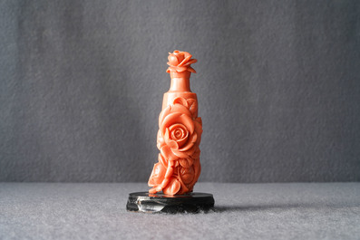 Une tabati&egrave;re en corail rouge &agrave; d&eacute;cor de roses, Chine, 19/20&egrave;me