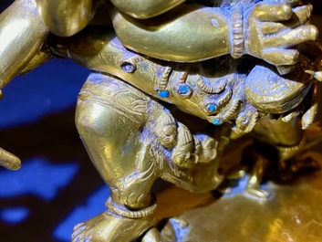 Een Sino-Tibetaanse verguld bronzen groep van Mahakala met Yab-Yum, 19e eeuw
