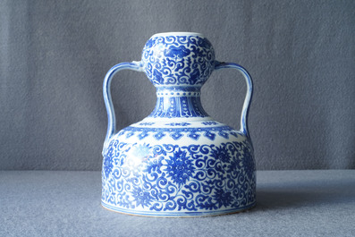 Une verseuse &agrave; deux anses en porcelaine de Chine en bleu et blanc, marque de Qianlong, 19/20&egrave;me