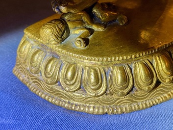 Een Sino-Tibetaanse verguld bronzen groep van Mahakala met Yab-Yum, 19e eeuw