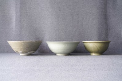 Two Chinese Longquan celadon dishes and three bowls, Song/Ming