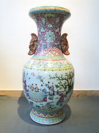 Een grote Chinese famille rose vaas, 19e eeuw