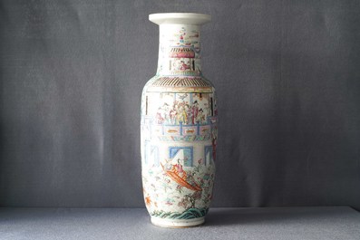 Un vase de forme rouleau en porcelaine de Chine famille rose, 19&egrave;me