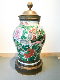 Une paire de grands vases en porcelaine de Chine famille rose aux montures en bronze dor&eacute;, 19&egrave;me