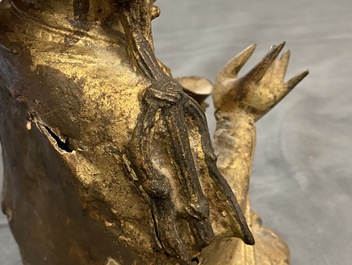 Een Sino-Tibetaanse verguld bronzen figuur van Boeddha, Ming