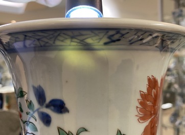 Un vase de forme gu en porcelaine de Chine wucai, Shunzhi
