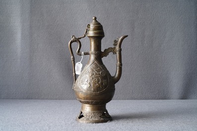Een Chinese bronzen dekselkan voor de Islamitische markt, 17/18e eeuw