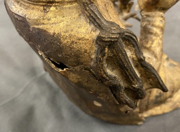 Een Sino-Tibetaanse verguld bronzen figuur van Boeddha, Ming