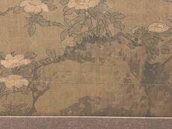 Chinese school, naar Su Hanchen (1094-1172), inkt en kleur op zijde: dame met kinderen bij een vissenkom