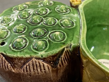 Een Chinese verte biscuit lotusvormige waterdruppelaar, Kangxi