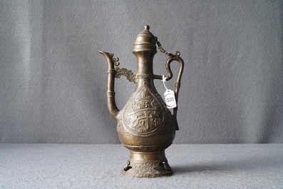 Une verseuse en bronze pour le march&eacute; islamique, Chine, 17/18&egrave;me