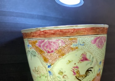 Quatre tasses et soucoupes en porcelaine de Chine famille rose &agrave; d&eacute;cor d'animaux, Qianlong