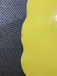 Une paire de bols en porcelaine de Chine jaune monochrome et un en vert de citron, marque de Guangxu, 19/20&egrave;me