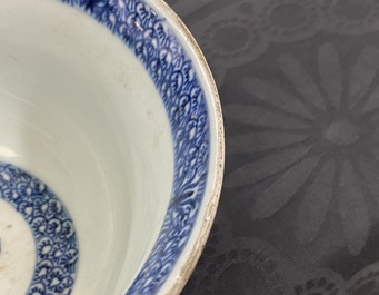 Un bol en porcelaine de Chine en bleu et blanc &agrave; d&eacute;cor d'un po&ecirc;me, &eacute;poque Transition