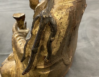 Een Sino-Tibetaanse verguld bronzen figuur van Boeddha, Ming