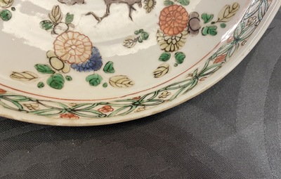 Cinq assiettes en porcelaine de Chine famille verte et doucai, Kangxi