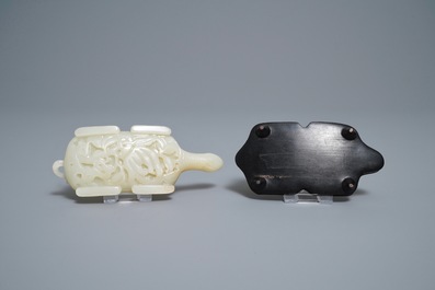 Un lave-pinceaux en forme de tortue en jade c&eacute;ladon p&acirc;le, Chine, 18/19&egrave;me