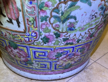 Un grand vase en porcelaine de Chine famille rose, 19&egrave;me