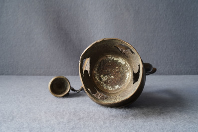 Une verseuse en bronze pour le march&eacute; islamique, Chine, 17/18&egrave;me
