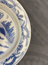 Une coupe en porcelaine de Chine en bleu et blanc &agrave; d&eacute;cor d'un paysage, Wanli