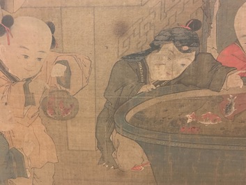 Chinese school, naar Su Hanchen (1094-1172), inkt en kleur op zijde: dame met kinderen bij een vissenkom