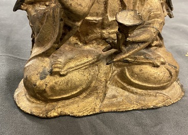 Een Sino-Tibetaanse verguld bronzen figuur van Boeddha, Ming