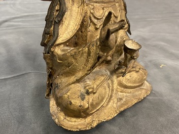 Een Sino-Tibetaanse verguld bronzen figuur van Boeddha, Ming